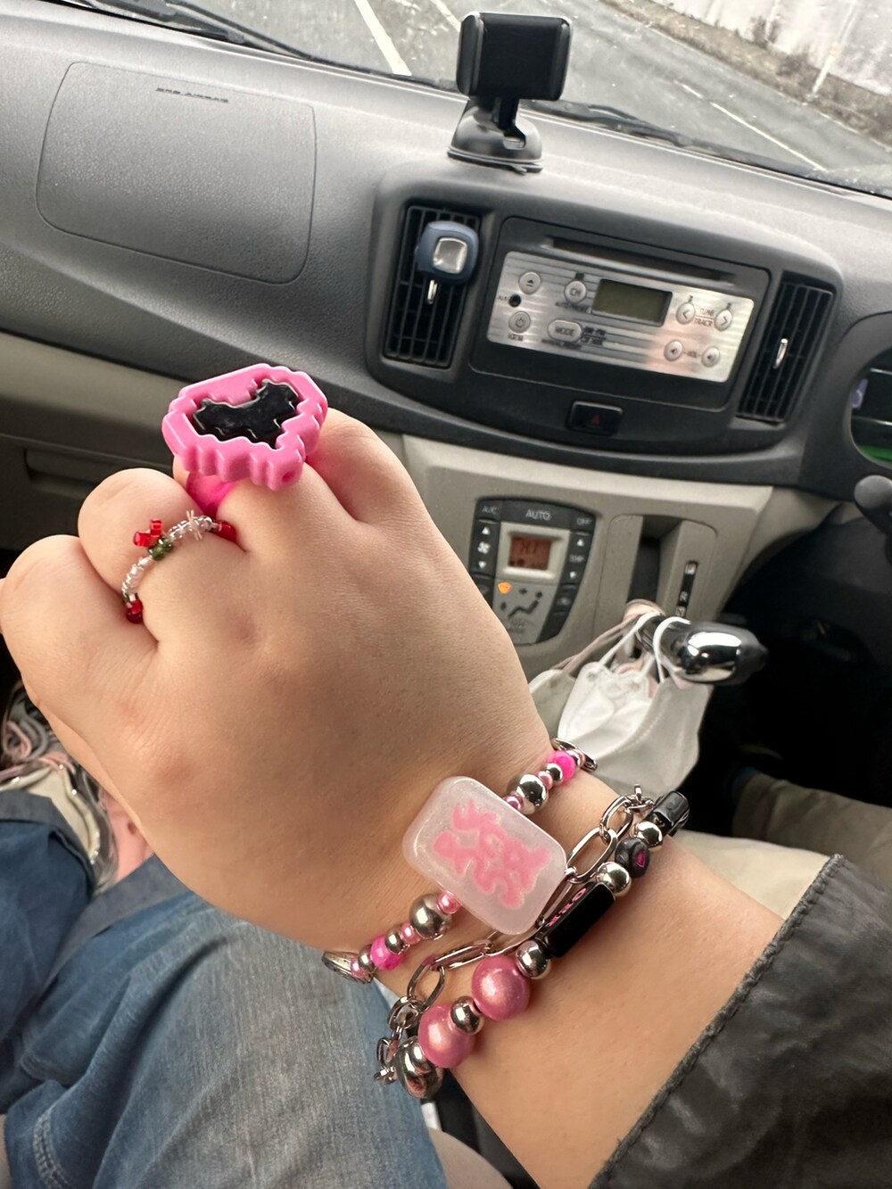 グレー系のその他アウター、ピンク系のスウェット、グリーン系のショルダーバッグを着用したレディースの冬コーディネートの3枚目の写真