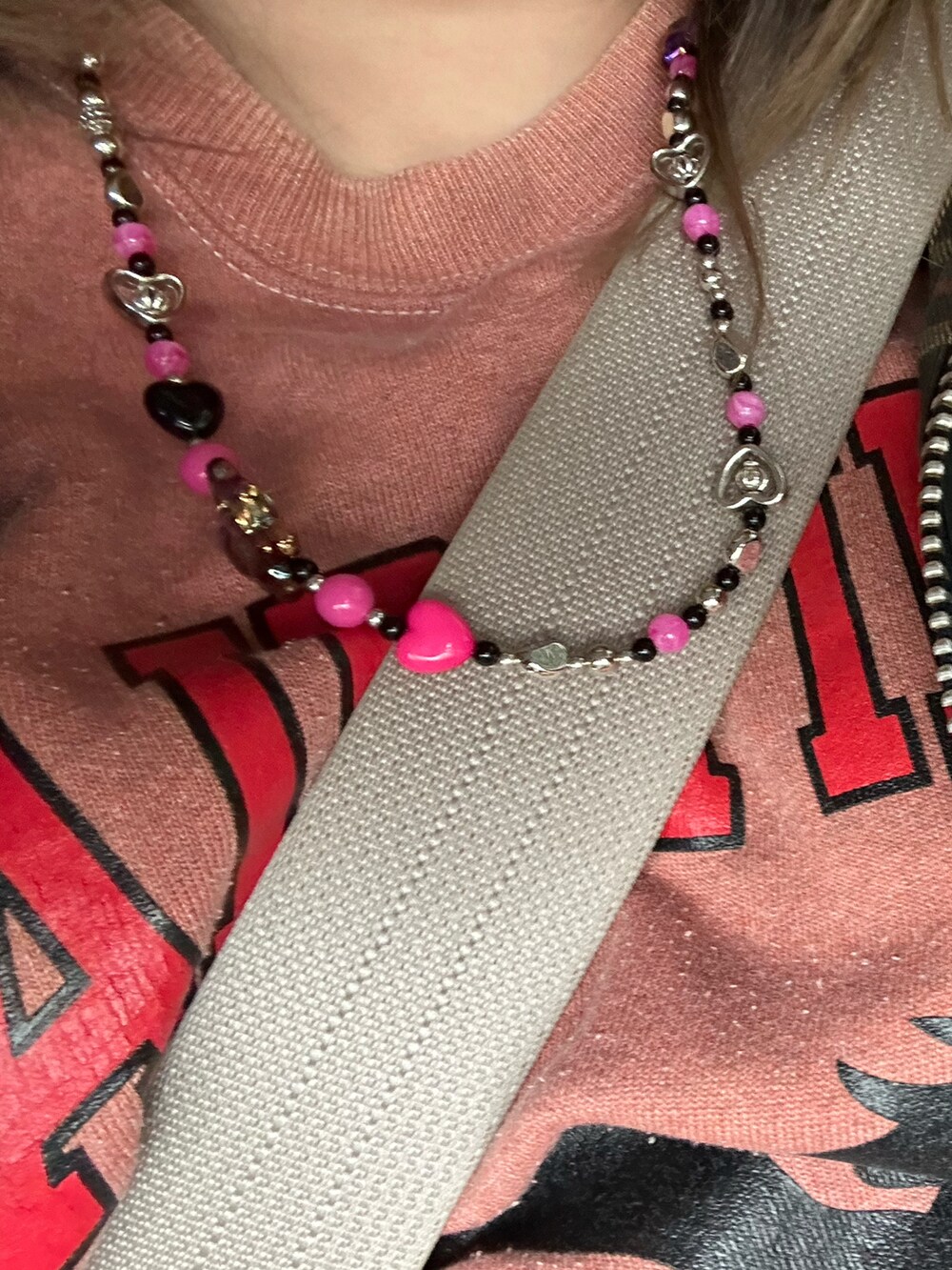 グレー系のその他アウター、ピンク系のスウェット、グリーン系のショルダーバッグを着用したレディースの冬コーディネートの4枚目の写真