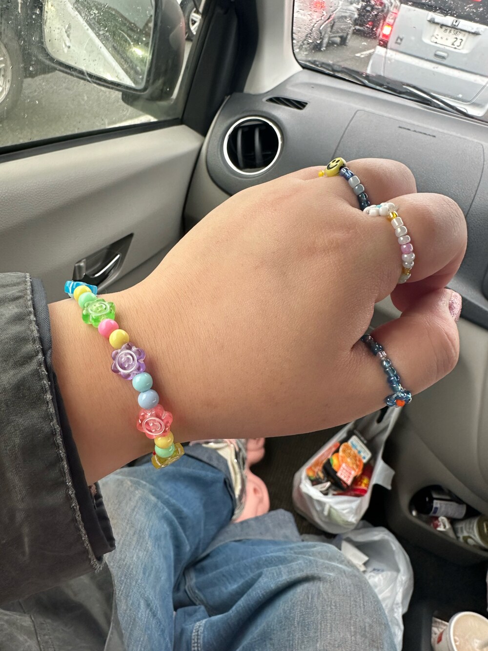 グレー系のその他アウター、ピンク系のスウェット、グリーン系のショルダーバッグを着用したレディースの冬コーディネートの2枚目の写真