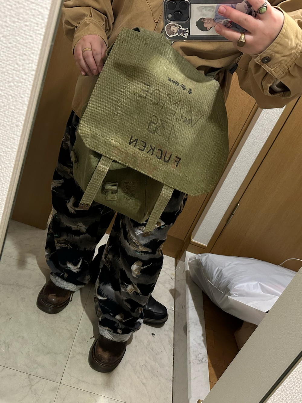 グリーン系のその他パンツ、ブラウン系のローファー、グリーン系のショルダーバッグを着用したレディースの冬コーディネートの2枚目の写真