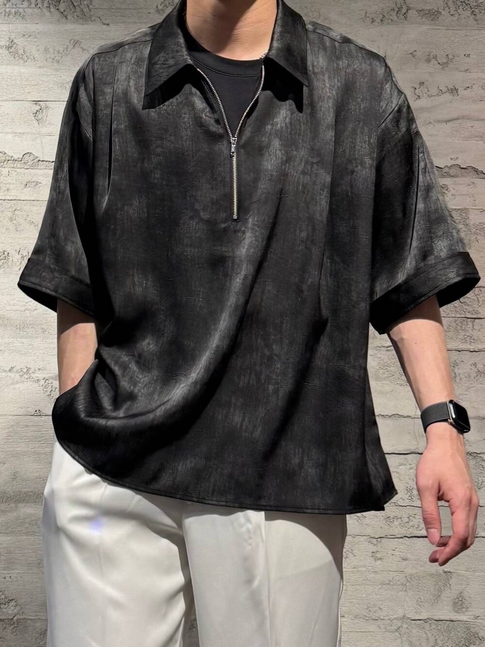 ホワイト系のスラックス、ブラック系のサンダル、グレー系のシャツ/ブラウスを着用したメンズの春コーディネートの4枚目の写真