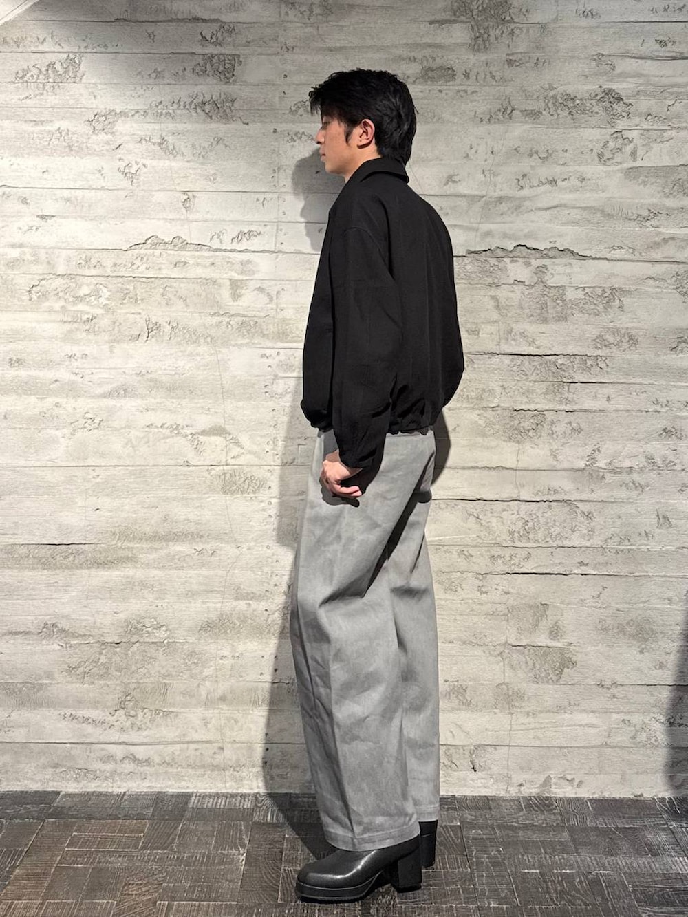 ブラック系のブーツ、ブラック系のブルゾン、グレー系のデニムパンツを着用したメンズの秋コーディネートの2枚目の写真