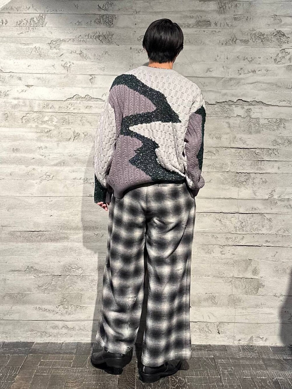 ブラック系のブーツ、グレー系のニット/セーターを着用したメンズの秋コーディネートの3枚目の写真