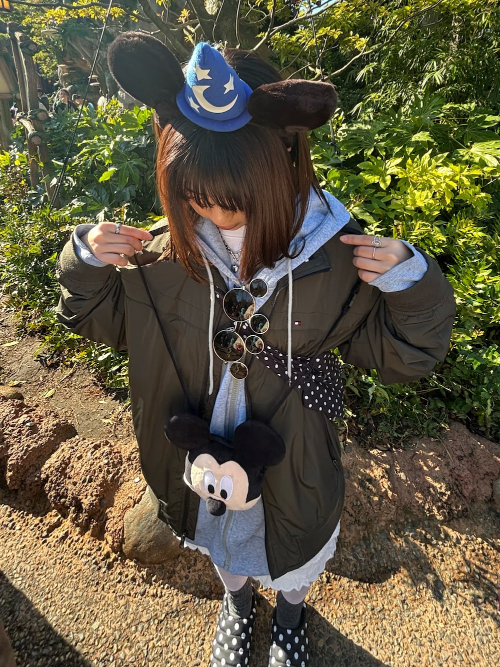 グリーン系のジャケット/アウター、ブラック系のスリッポンを着用したレディースの冬コーディネートの2枚目の写真