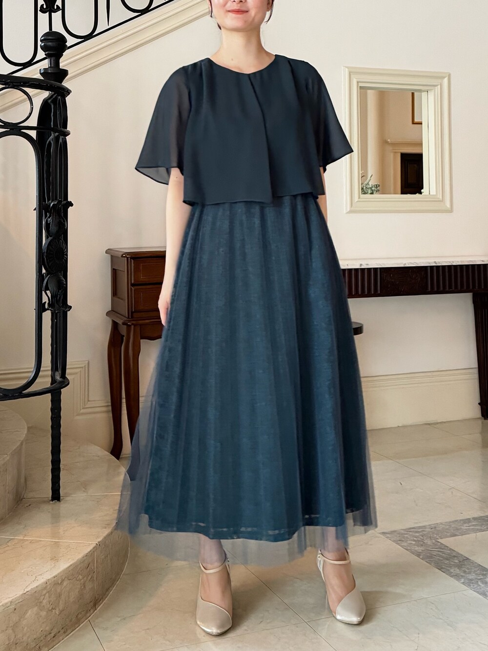 グリーン系のドレスを着用したレディースの夏コーディネートの2枚目の写真