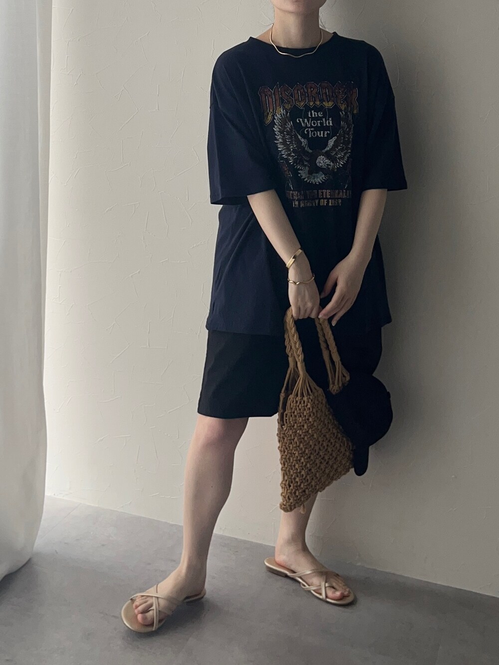 ブラック系のその他パンツ、ブルー系のTシャツ/カットソーを着用したレディースの春コーディネートの2枚目の写真