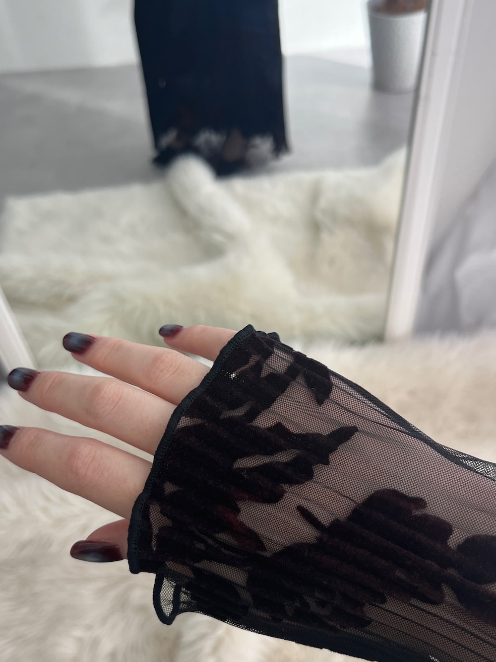 ブラウン系のドレスを着用したレディースの秋コーディネートの2枚目の写真