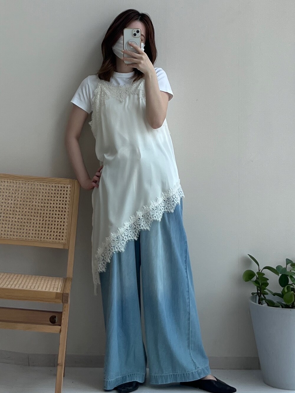 ベージュ系のキャミソール、ブルー系のパンツを着用したレディースの夏コーディネートの2枚目の写真