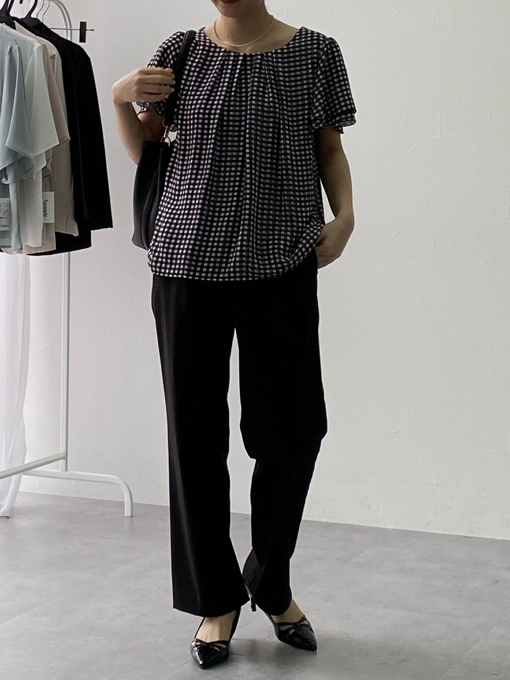 その他のシャツ/ブラウス、ブラック系のその他パンツ、ブラック系のその他パンツを着用したレディースの夏コーディネートの2枚目の写真
