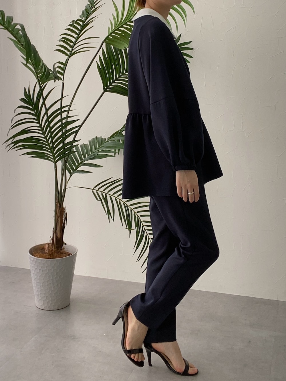 ブルー系のフォーマルスーツ/小物を着用したレディースの冬コーディネートの4枚目の写真