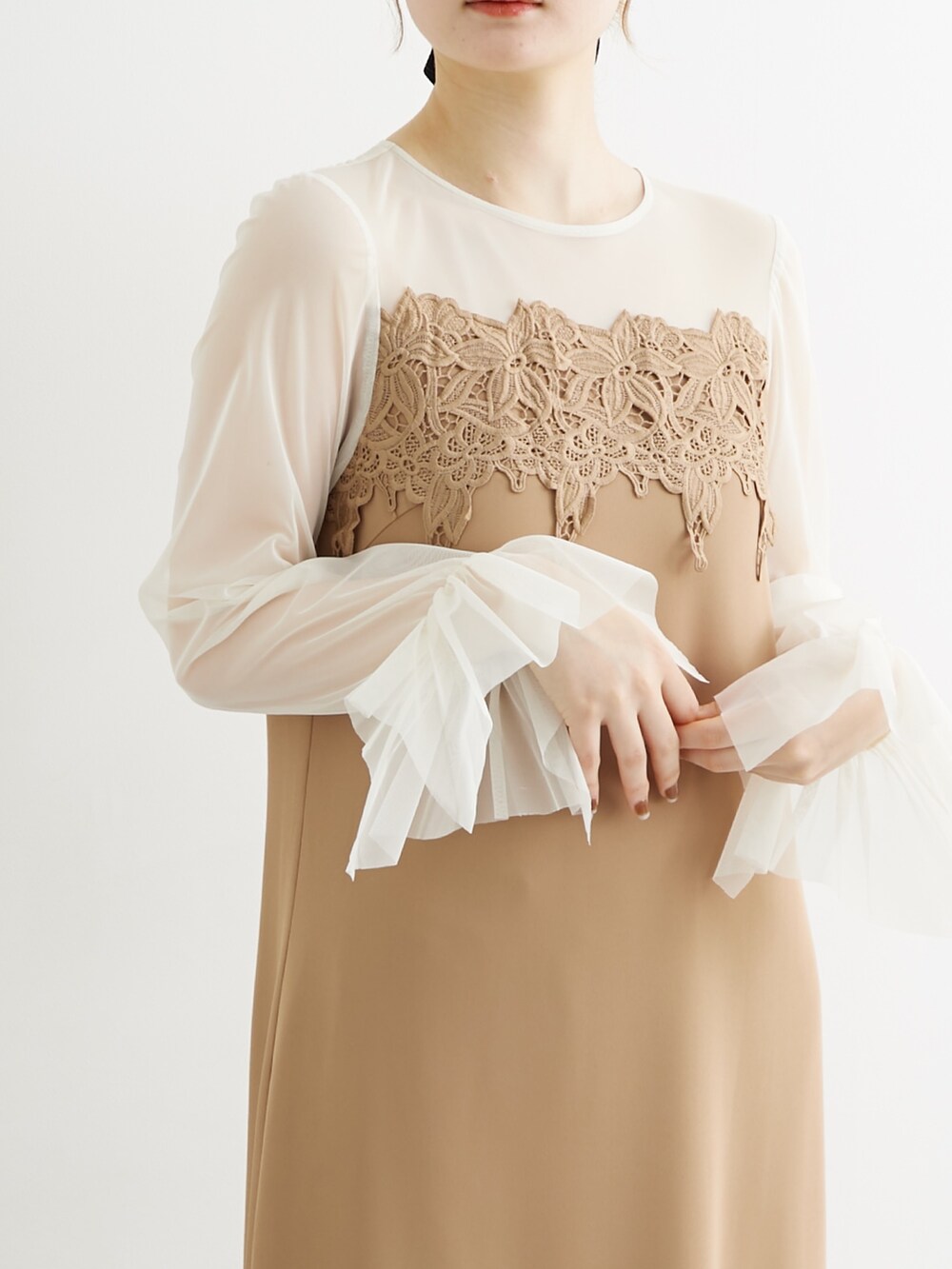 ブラック系のパンプス、イエロー系のドレスを着用したレディースの春コーディネートの2枚目の写真