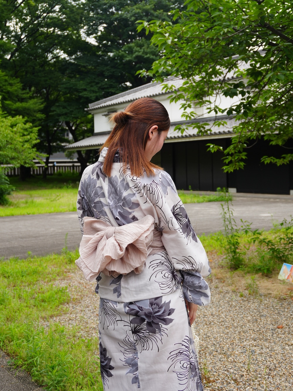 ホワイト系の浴衣を着用したレディースの夏コーディネートの2枚目の写真