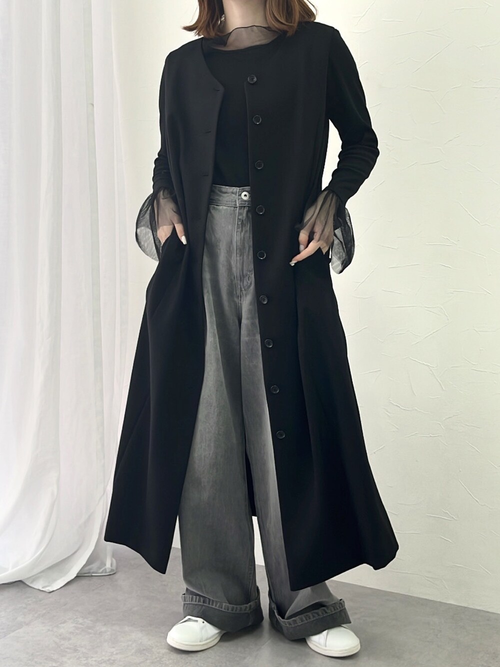 ブラック系のフォーマルスーツ/小物、ブラック系のTシャツ/カットソーを着用したレディースの秋コーディネートの2枚目の写真