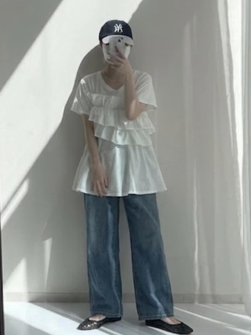 ブルー系のデニムパンツ、ホワイト系のTシャツ/カットソーを着用したレディースの春コーディネートの2枚目の写真