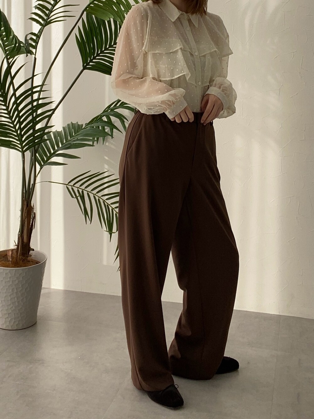 ベージュ系のシャツ/ブラウス、ブラウン系のフォーマルスーツ/小物、ブラック系のバレエシューズを着用したレディースの冬コーディネートの3枚目の写真