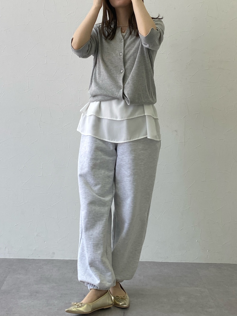 「レディースファッション、レギュラー、スタッフ、働く服、休日スタイル、ラクチンコーデ、大人かわいいスタイル、レイヤードスタイル、夏コーデ」｜「nissenの２枚重ねジョーゼット裾ティアードブラウス<大きいサイズ有>（シャツ/ブラウス、ホワイト系）」を使った、nさん（レディース・157cm）の夏コーディネートの2枚目の写真