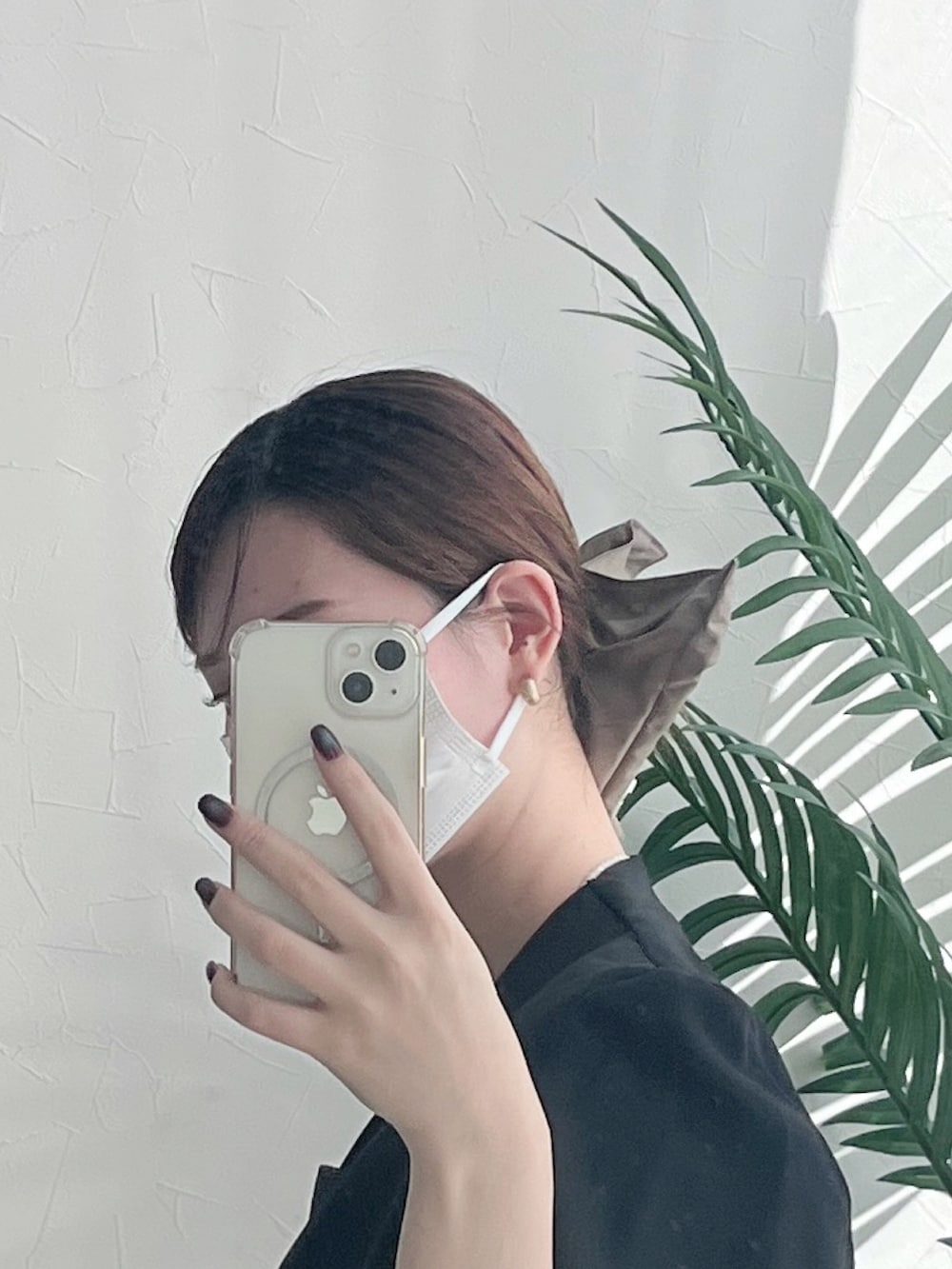 ブラック系のノーカラージャケット、ブラック系のノーカラージャケット、ブラック系のパンツドレスを着用したレディースの秋コーディネートの4枚目の写真