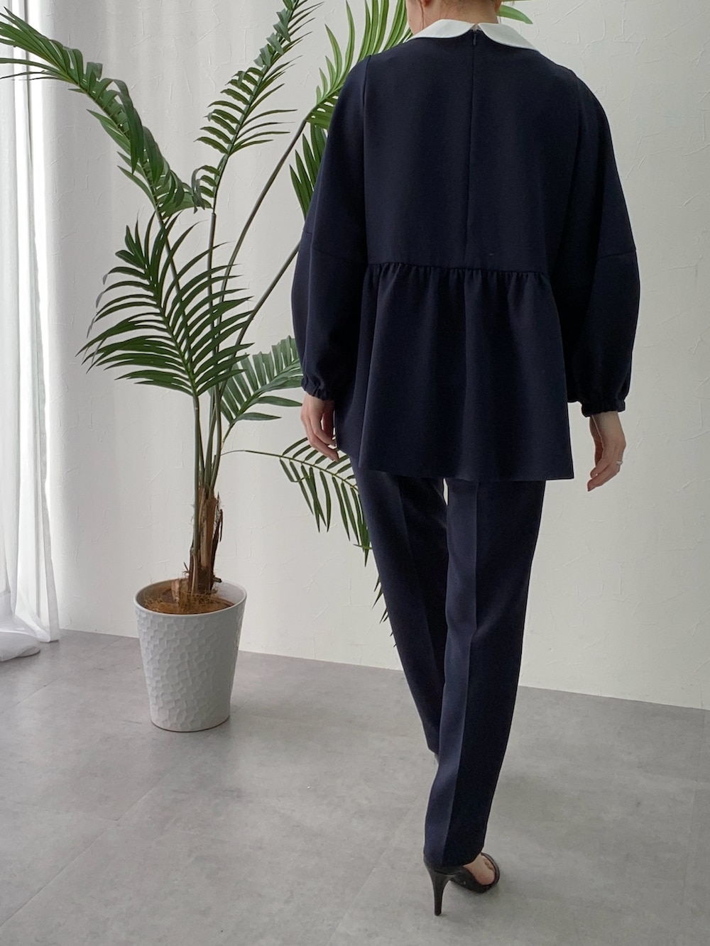 ブルー系のフォーマルスーツ/小物を着用したレディースの冬コーディネートの3枚目の写真