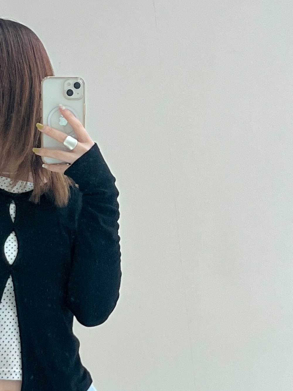 ブルー系のデニムパンツ、ブルー系のデニムパンツ、シルバー系のリングを着用したレディースの春コーディネートの3枚目の写真