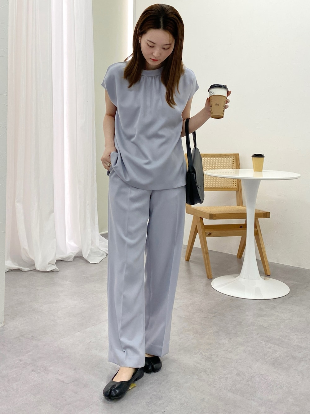 「レディースファッション、レギュラー、スタッフ、夏コーデ、働く服、スーツスタイル、スーツコーデ」｜「7days Life Stylingの【レディーススーツ】ドビー素材ペプラムノーカラージャケットセットアップスーツ（ジャケット＋前後２WAYブラウス＋ワイドストレートパンツ）＜大きいサイズ有＞（スーツセット、グレー系）」を使った、nさん（レディース・157cm）の春コーディネートの2枚目の写真