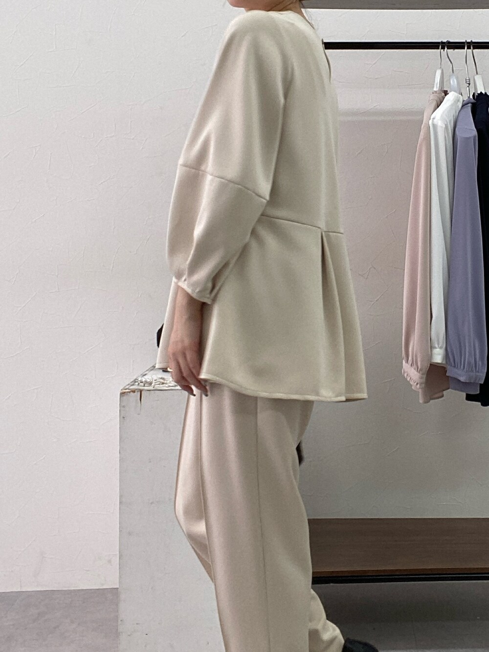 ベージュ系のフォーマルスーツ/小物、ブラック系のパンプスを着用したレディースの冬コーディネートの4枚目の写真