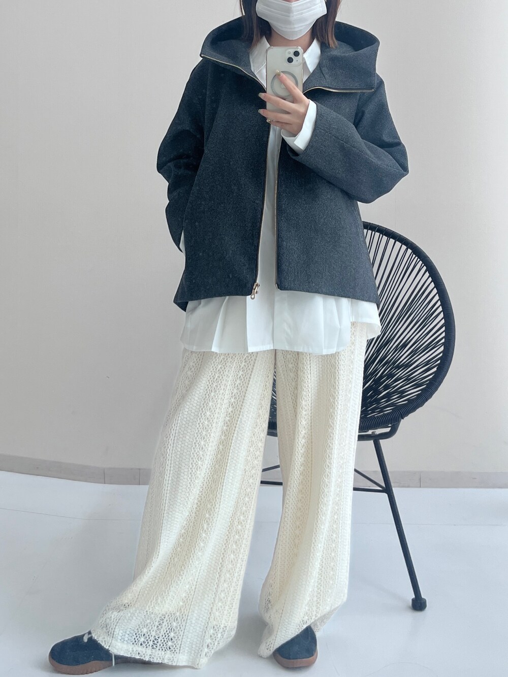 ホワイト系のシャツ/ブラウス、ホワイト系のパンツ、グレー系のその他アウターを着用したレディースの秋コーディネートの2枚目の写真