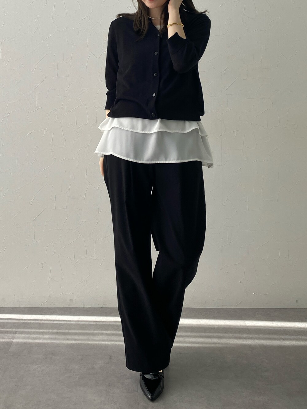 ホワイト系のシャツ/ブラウス、ホワイト系のシャツ/ブラウス、ブラック系のニット/セーターを着用したレディースの夏コーディネートの2枚目の写真