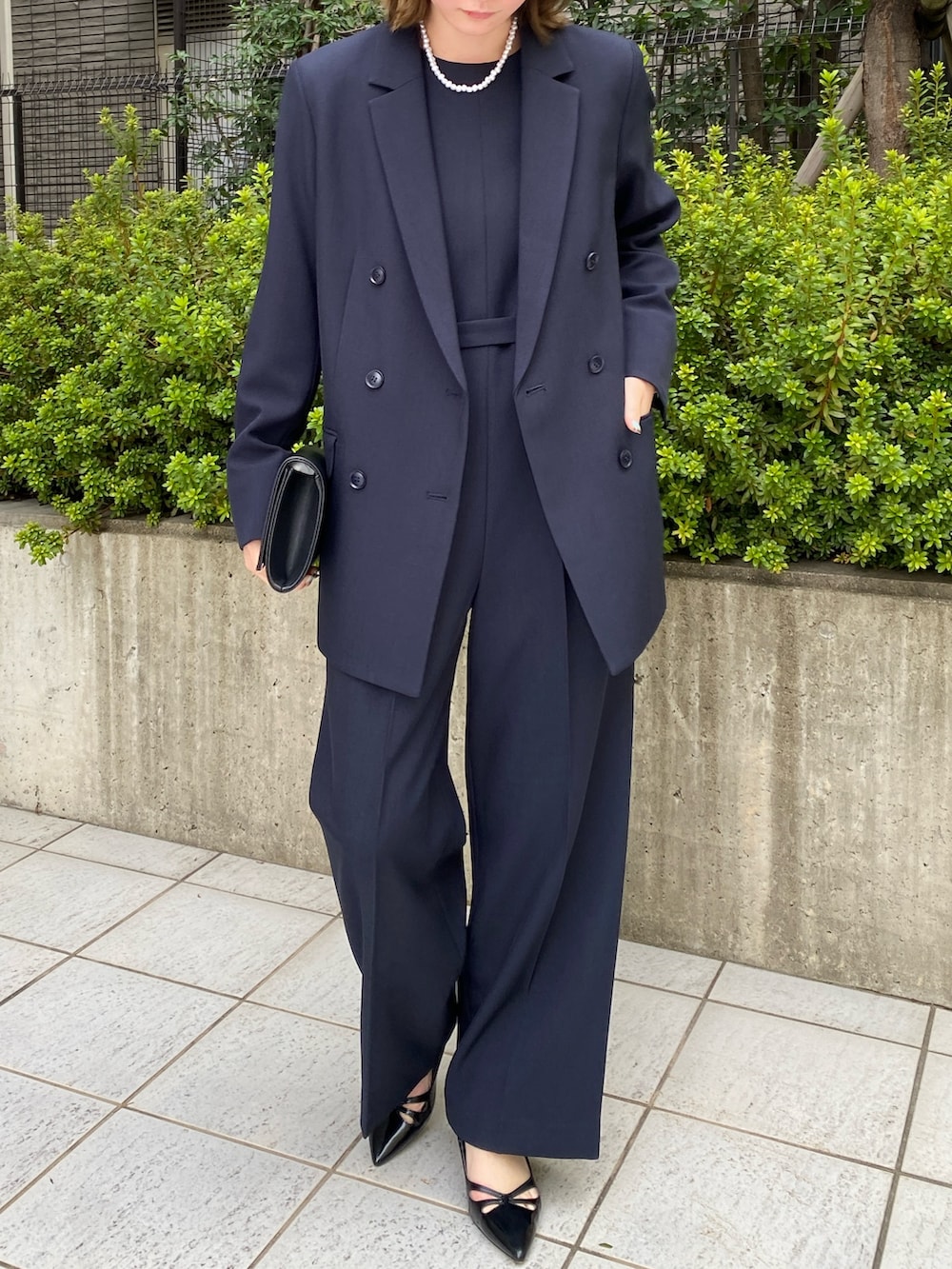 ブルー系のフォーマルスーツ/小物を着用したレディースの冬コーディネートの3枚目の写真