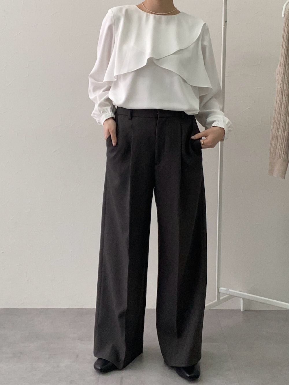 ホワイト系のシャツ/ブラウス、グレー系のフォーマルスーツ/小物を着用したレディースの冬コーディネートの3枚目の写真