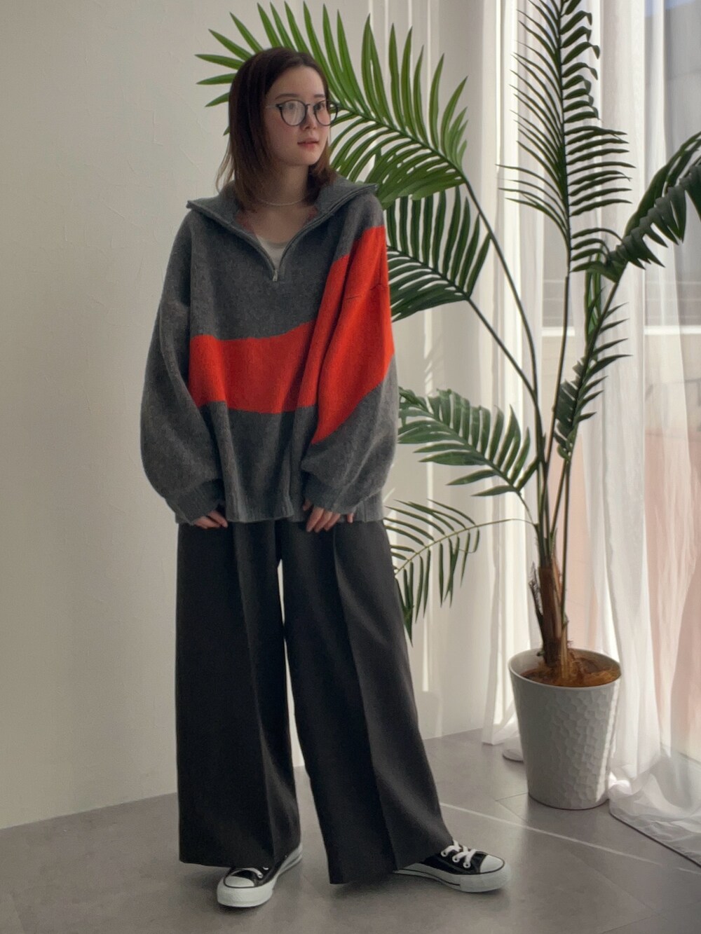 グレー系のニット/セーター、グレー系のフォーマルスーツ/小物を着用したレディースの冬コーディネートの2枚目の写真