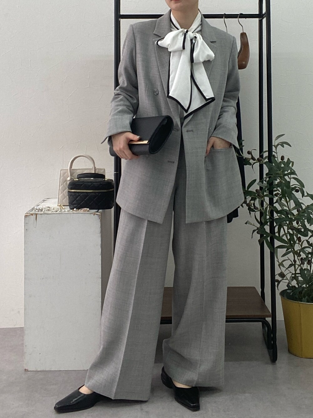 グレー系のフォーマルスーツ/小物、ブラック系のシャツ/ブラウスを着用したレディースの冬コーディネートの2枚目の写真