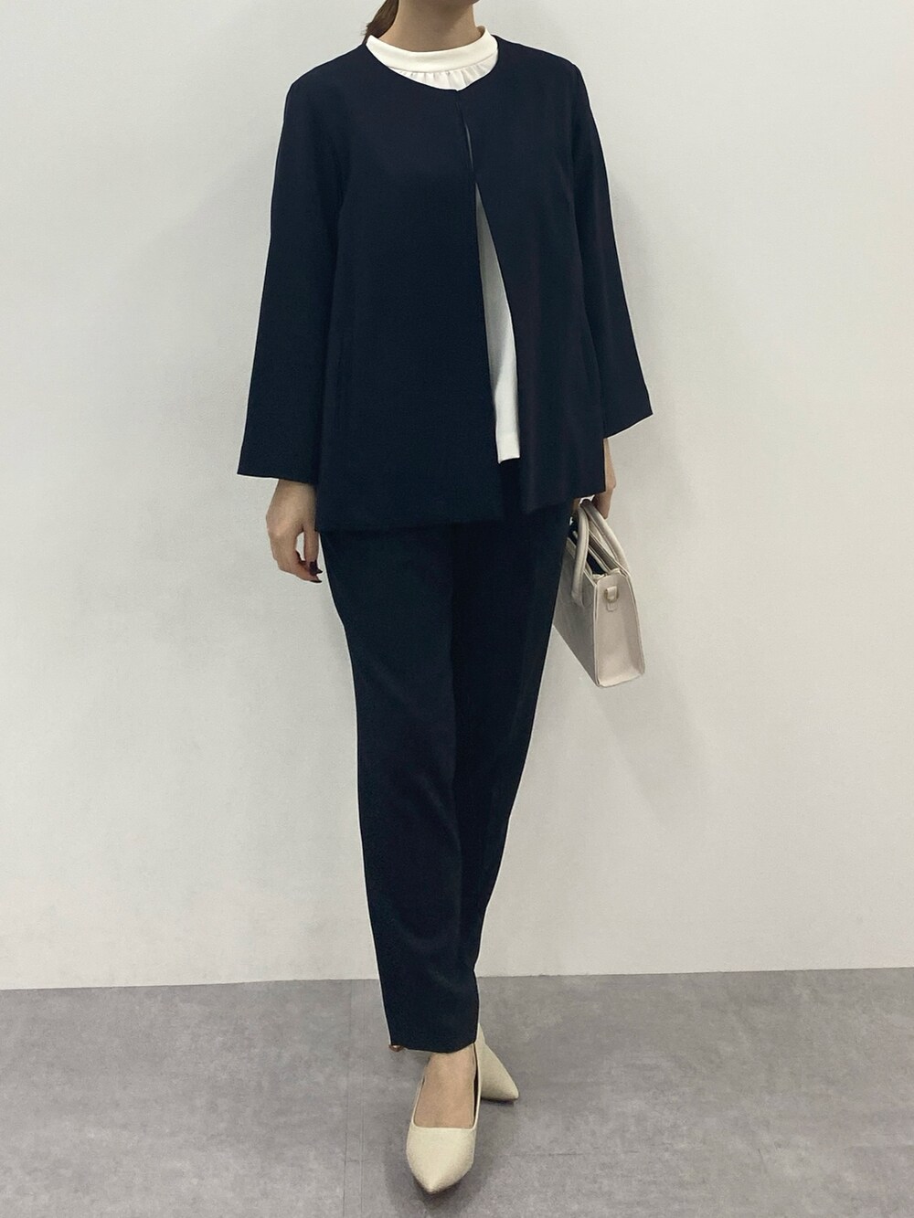 「レディースファッション、レギュラー、スタッフ、きれいめコーディネート、働く服、セレモニー、セレモニーコーデ、入学式、卒業式」｜「7days Life Stylingの【洗える】ドビー素材セットアップパンツスーツ３点セット（ノーカラージャケット＋ブラウス＋テーパードパンツ）（スーツセット、ブルー系）」を使った、nさん（骨格ウェーブ・レディース・157cm）の冬コーディネートの2枚目の写真