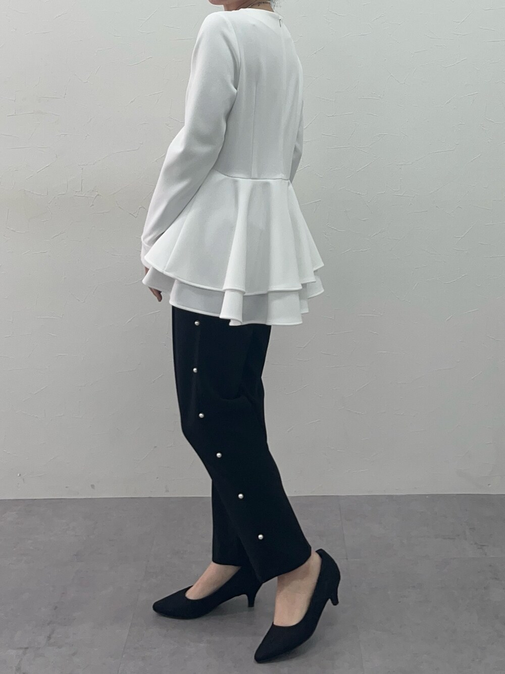 ホワイト系のスーツセット、ホワイト系のスーツセットを着用したレディースの冬コーディネートの2枚目の写真