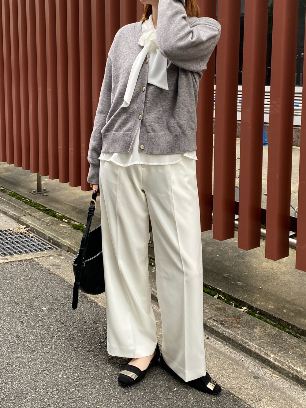 グレー系のカーディガン/ボレロ、グレー系のカーディガン/ボレロ、グレー系のスーツセットを着用したレディースの秋コーディネートの2枚目の写真