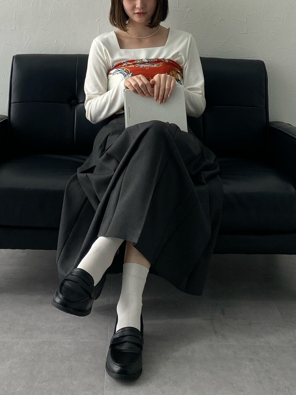 ホワイト系のTシャツ/カットソー、グレー系のスカートを着用したレディースの夏コーディネートの3枚目の写真