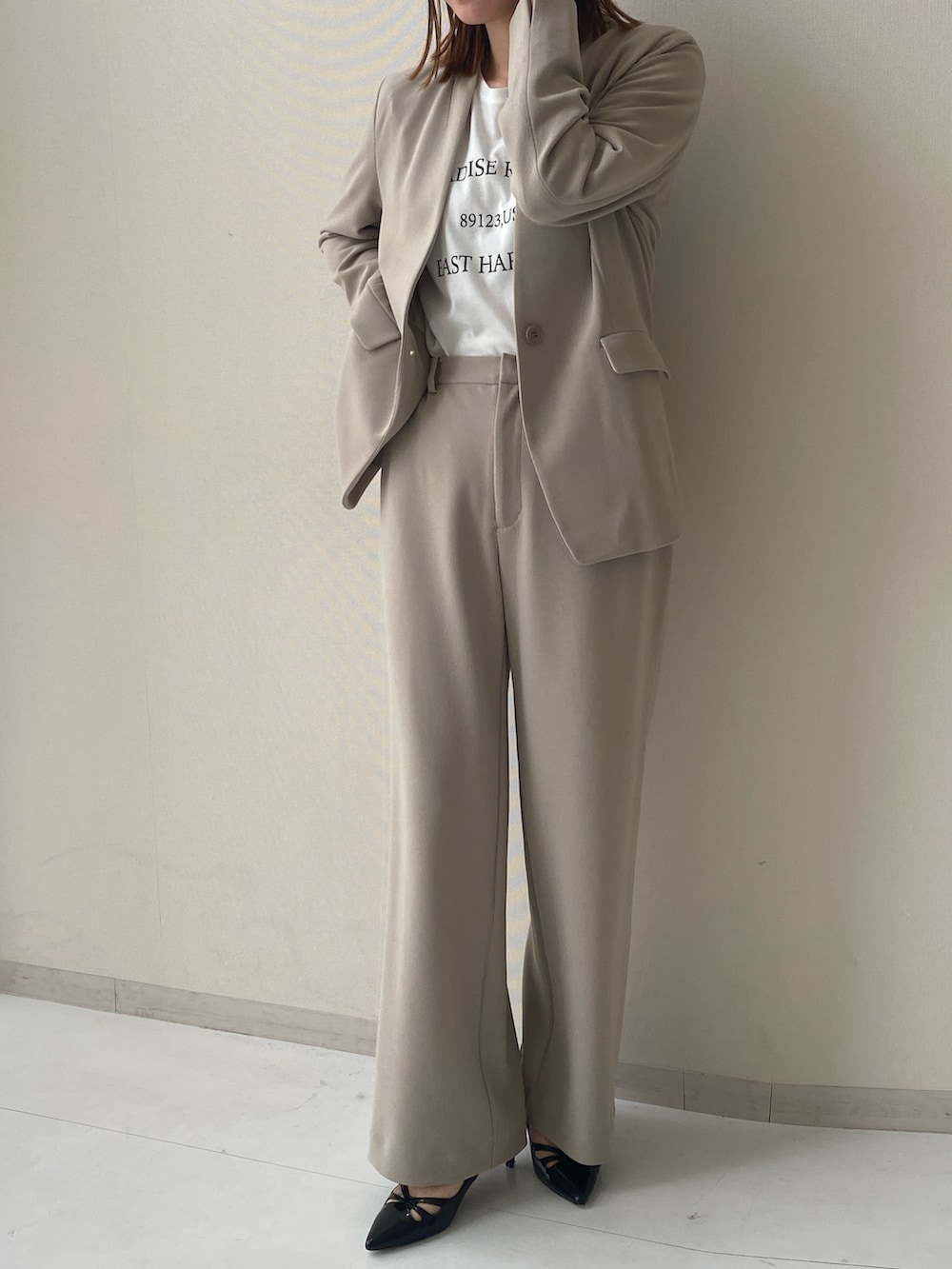 ブラック系のTシャツ/カットソー、ベージュ系のスーツセットを着用したレディースの秋コーディネートの2枚目の写真