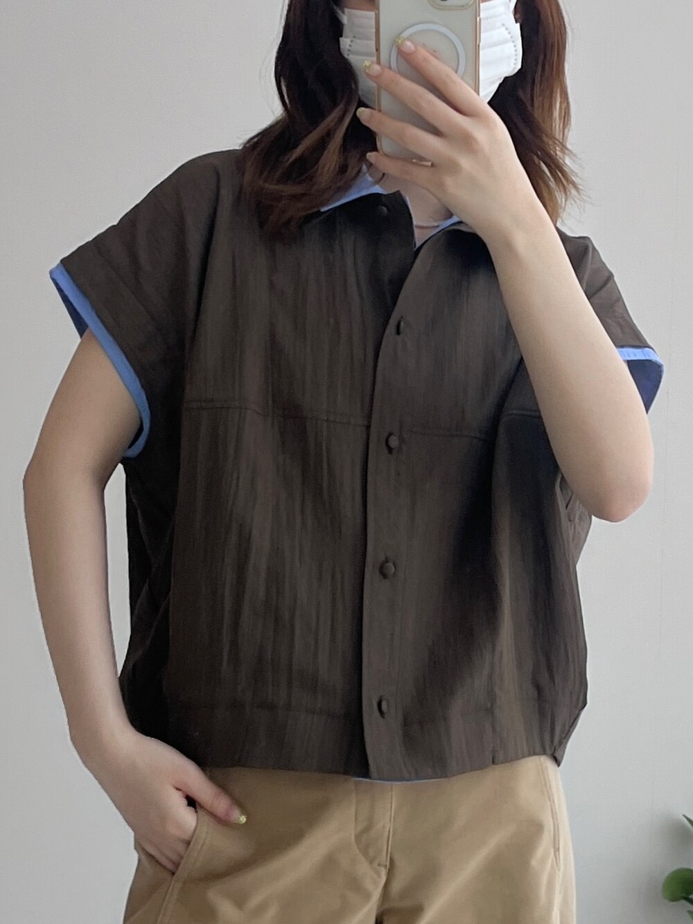 ブラウン系のシャツ/ブラウス、ブラウン系のシャツ/ブラウスを着用したレディースの夏コーディネートの3枚目の写真
