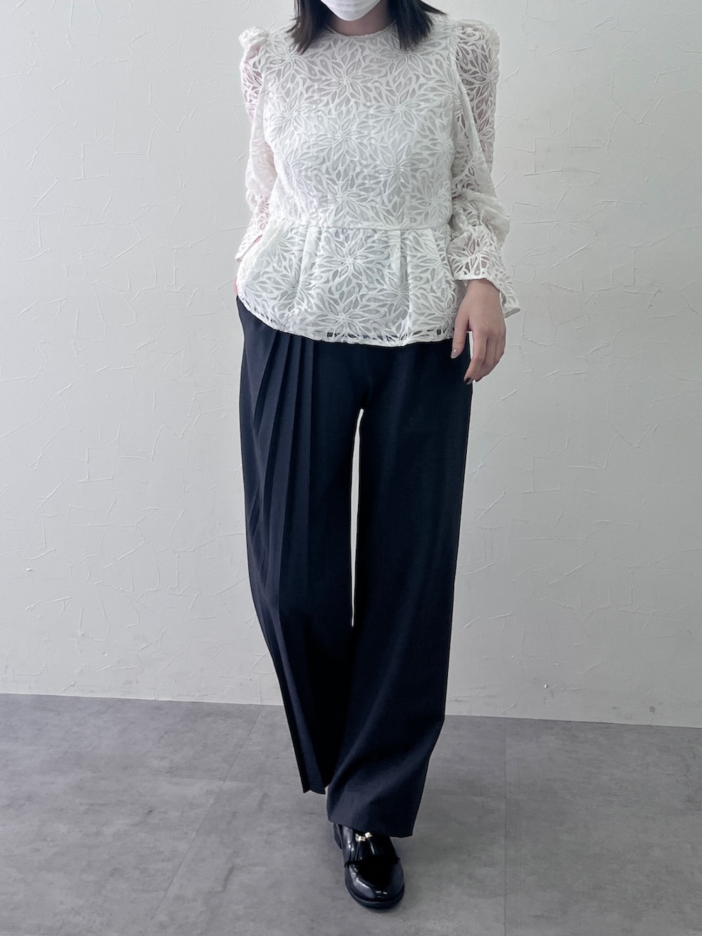 グレー系のその他パンツ、グレー系のその他パンツ、ホワイト系のシャツ/ブラウスを着用したレディースの冬コーディネートの3枚目の写真