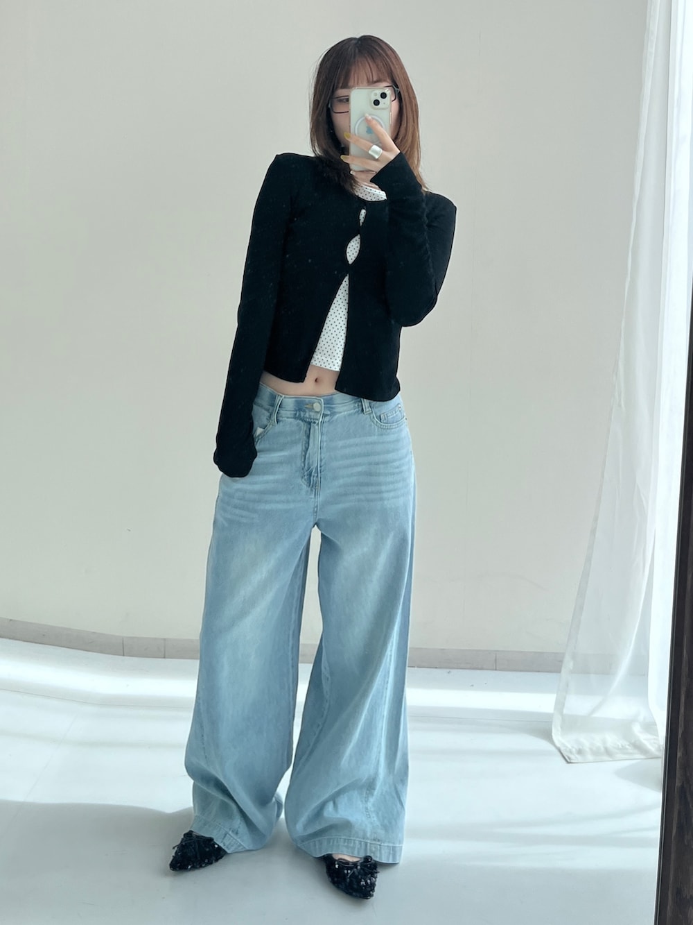 ブルー系のデニムパンツ、ブルー系のデニムパンツ、シルバー系のリングを着用したレディースの春コーディネートの2枚目の写真