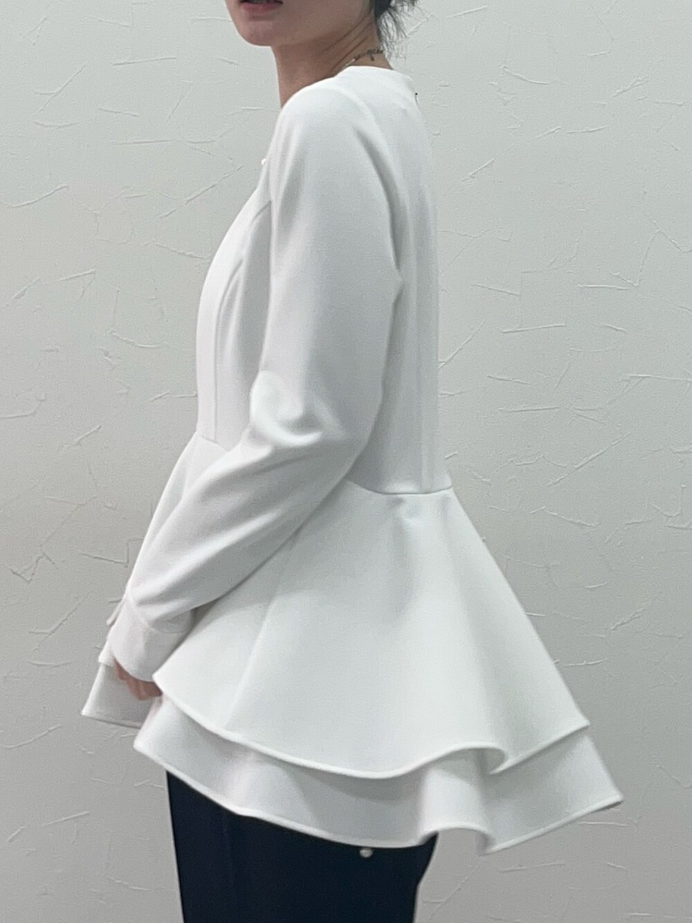 ホワイト系のスーツセット、ホワイト系のスーツセットを着用したレディースの冬コーディネートの3枚目の写真