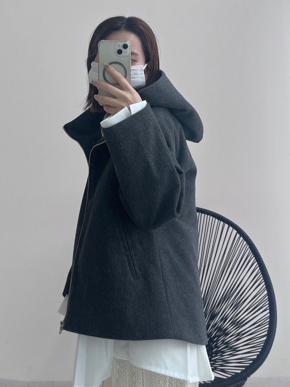 ホワイト系のシャツ/ブラウス、ホワイト系のパンツ、グレー系のその他アウターを着用したレディースの秋コーディネートの3枚目の写真