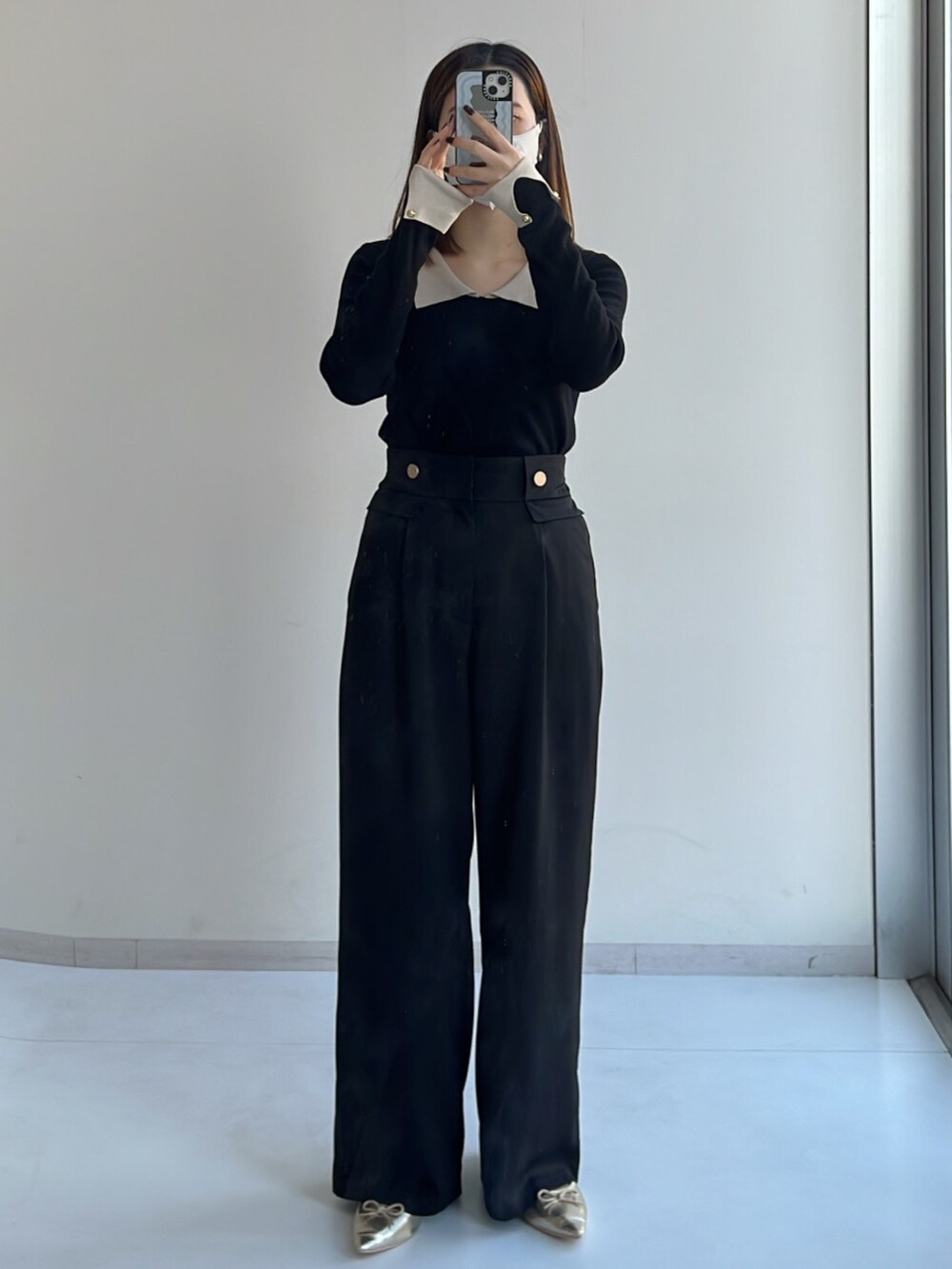 ブラウン系のジャケット/アウター、ブラック系のニット/セーター、ブラック系のスラックスを着用したレディースの冬コーディネートの3枚目の写真