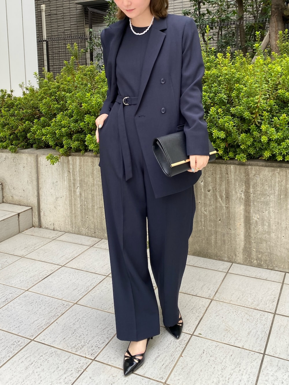 ブルー系のフォーマルスーツ/小物を着用したレディースの冬コーディネートの2枚目の写真
