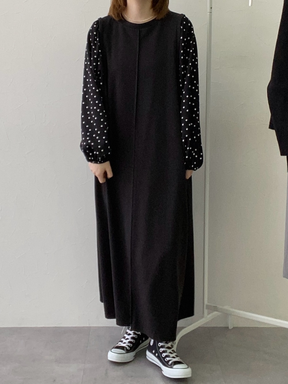 ブラック系のワンピースを着用したレディースの冬コーディネートの2枚目の写真