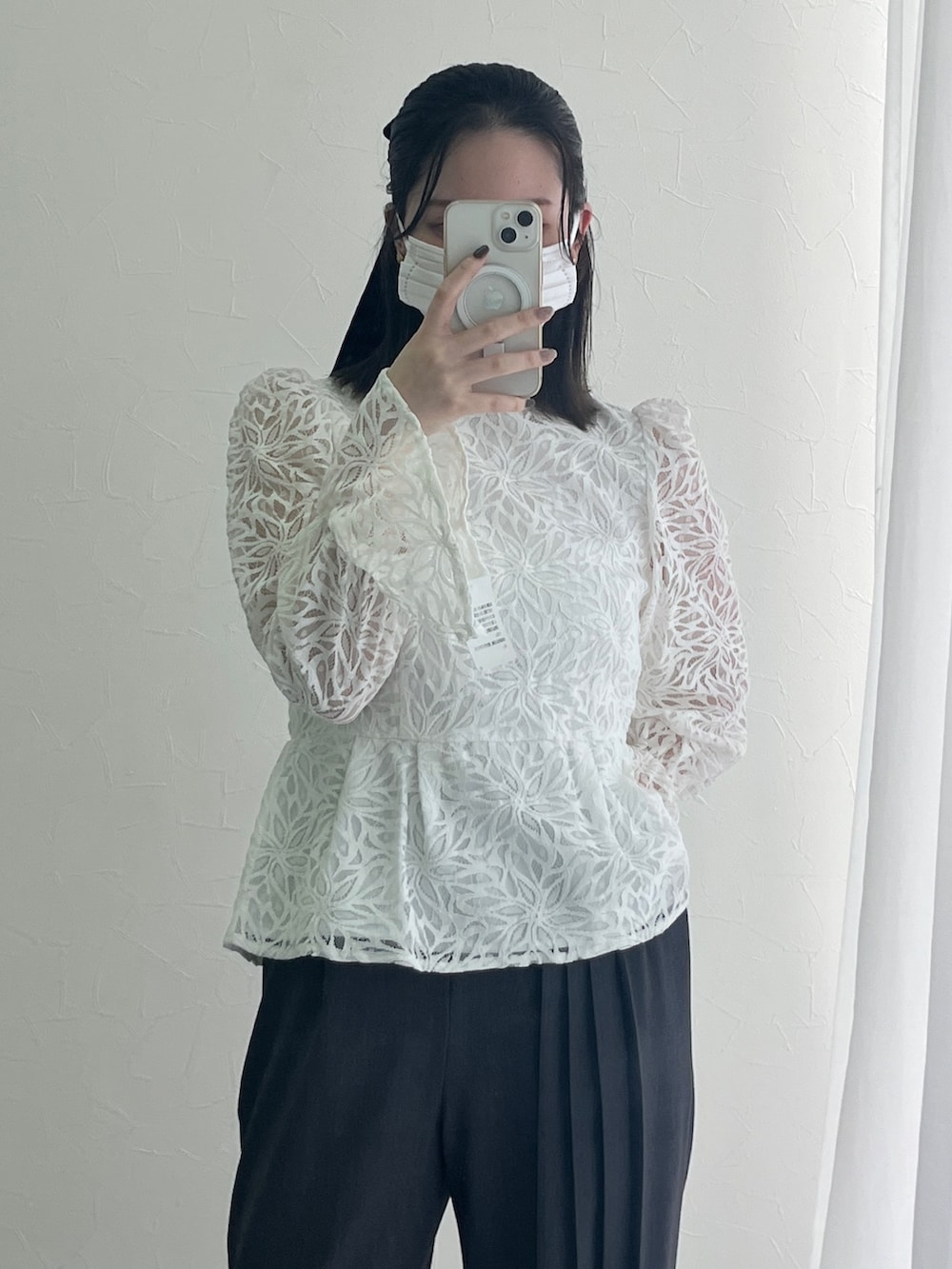 グレー系のその他パンツ、グレー系のその他パンツ、ホワイト系のシャツ/ブラウスを着用したレディースの冬コーディネートの4枚目の写真