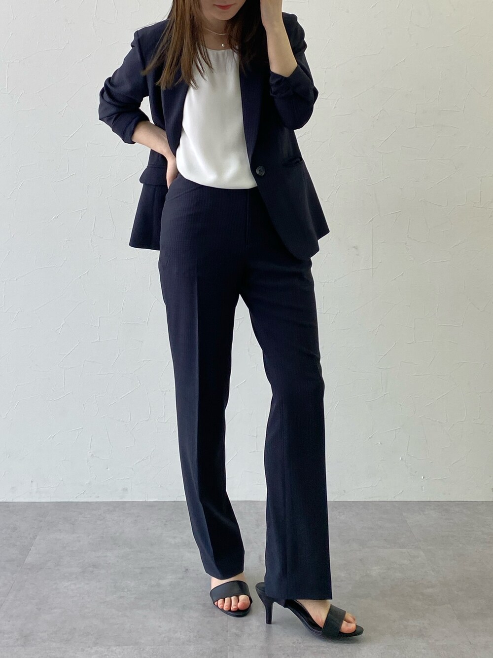 ホワイト系のシャツ/ブラウス、ホワイト系のシャツ/ブラウス、ブラック系のスーツセットを着用したレディースの夏コーディネートの2枚目の写真