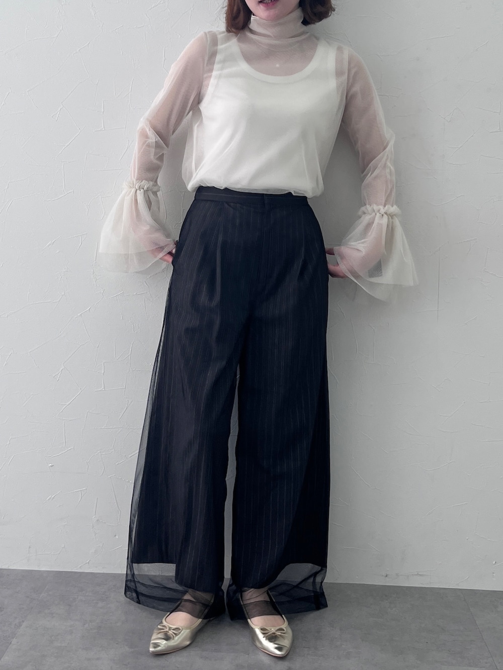 ホワイト系のシャツ/ブラウス、ブラック系のその他パンツを着用したレディースの秋コーディネートの2枚目の写真