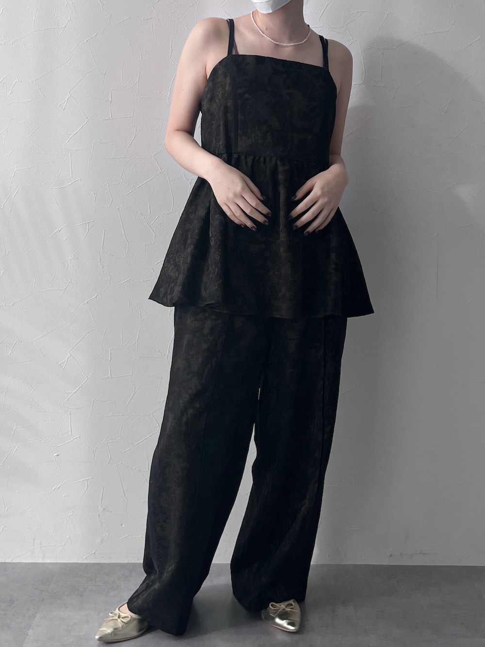 ブラック系のノーカラージャケット、ブラック系のノーカラージャケット、ブラック系のパンツドレスを着用したレディースの秋コーディネートの2枚目の写真