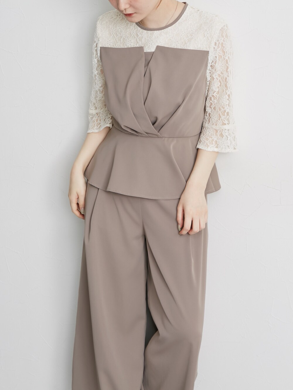 ブラウン系のパンツドレス、ベージュ系のパンツドレスを着用したレディースの秋コーディネートの2枚目の写真