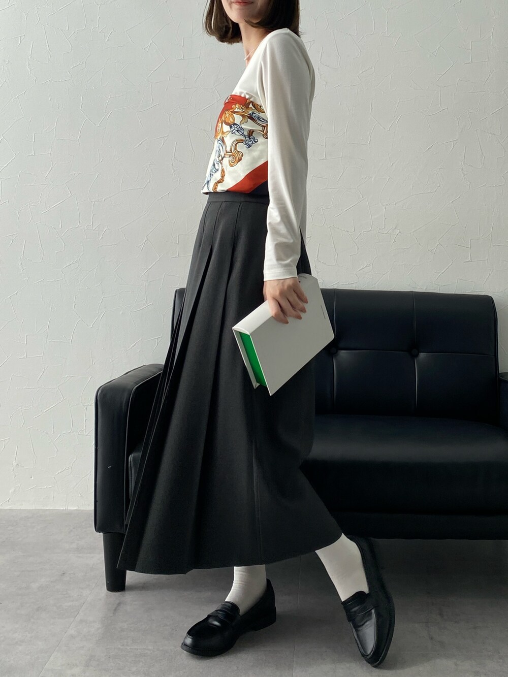 ホワイト系のTシャツ/カットソー、グレー系のスカートを着用したレディースの夏コーディネートの2枚目の写真